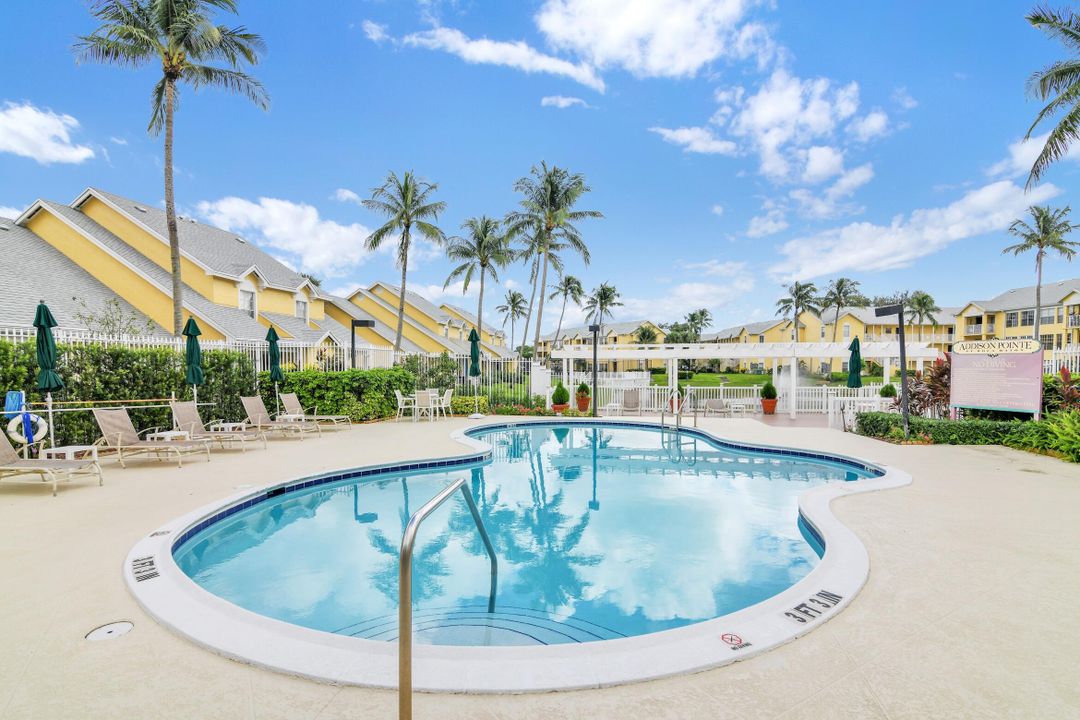 Active With Contract: $310,000 (2 beds, 2 baths, 981 Square Feet)