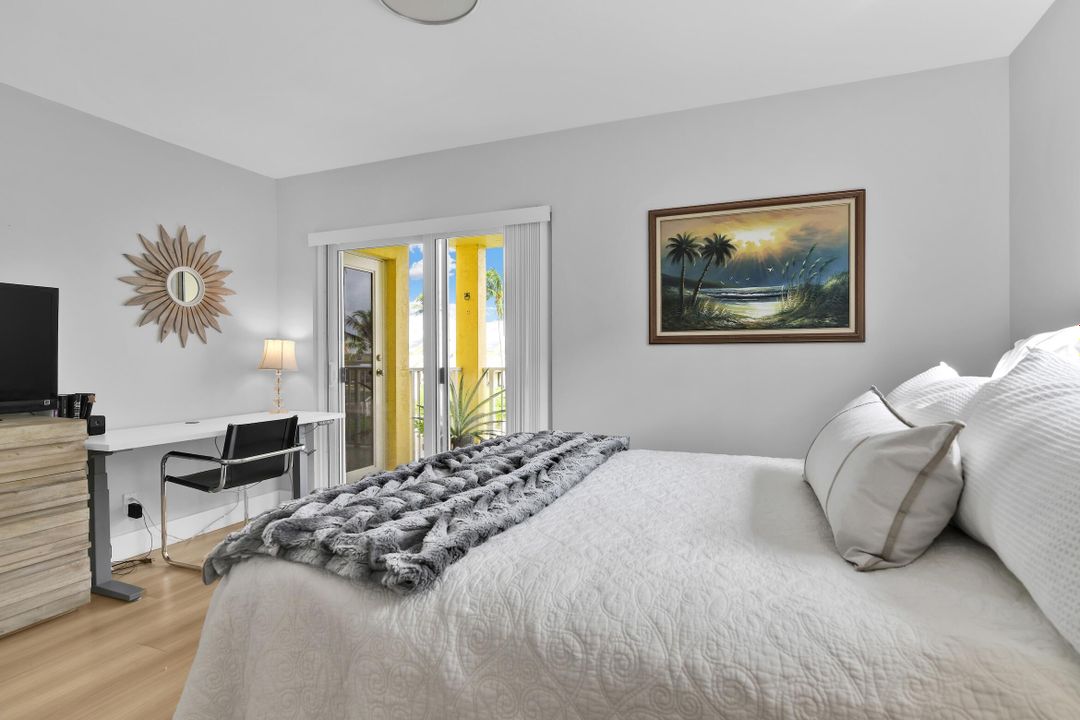 Active With Contract: $310,000 (2 beds, 2 baths, 981 Square Feet)