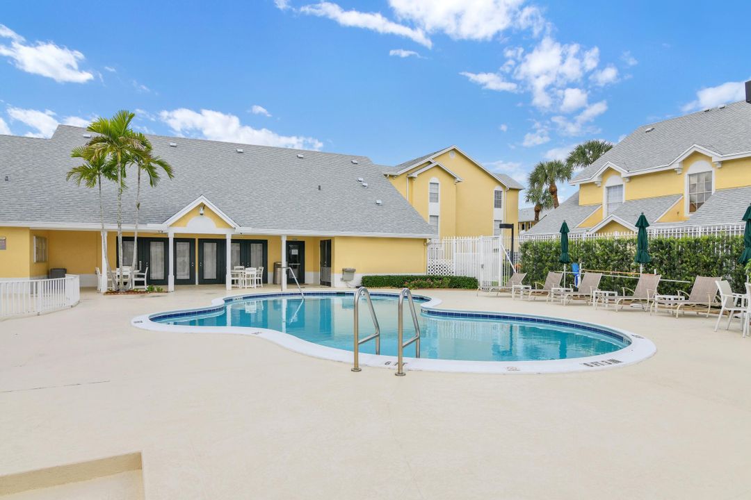 Active With Contract: $310,000 (2 beds, 2 baths, 981 Square Feet)