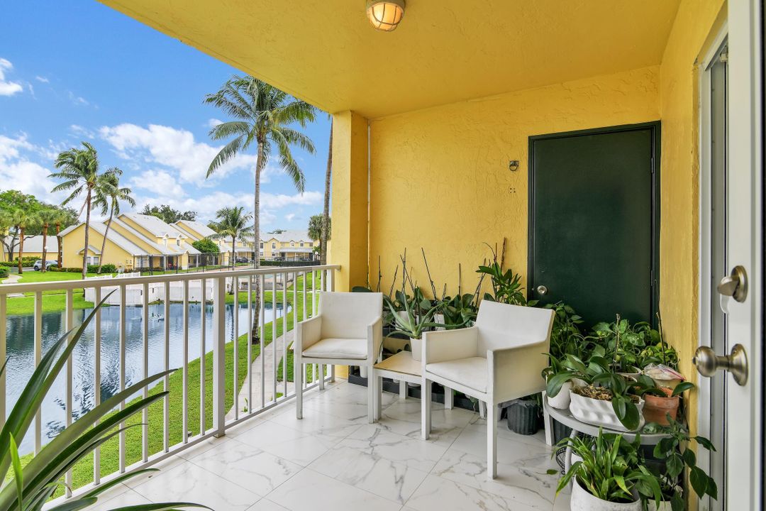 Active With Contract: $310,000 (2 beds, 2 baths, 981 Square Feet)