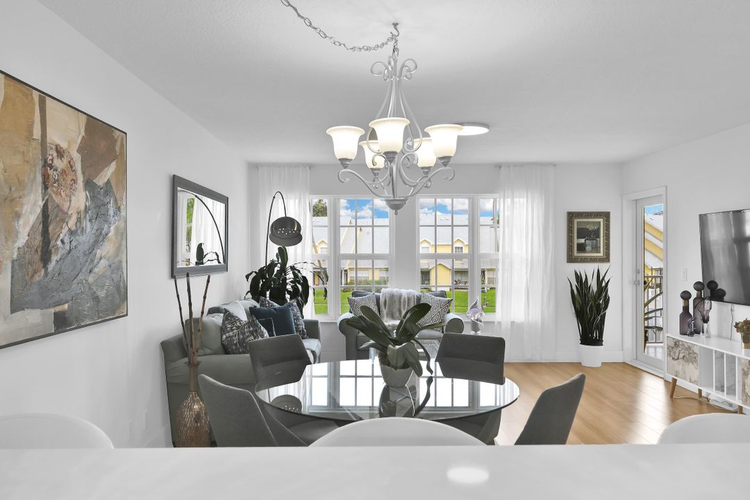 Active With Contract: $310,000 (2 beds, 2 baths, 981 Square Feet)