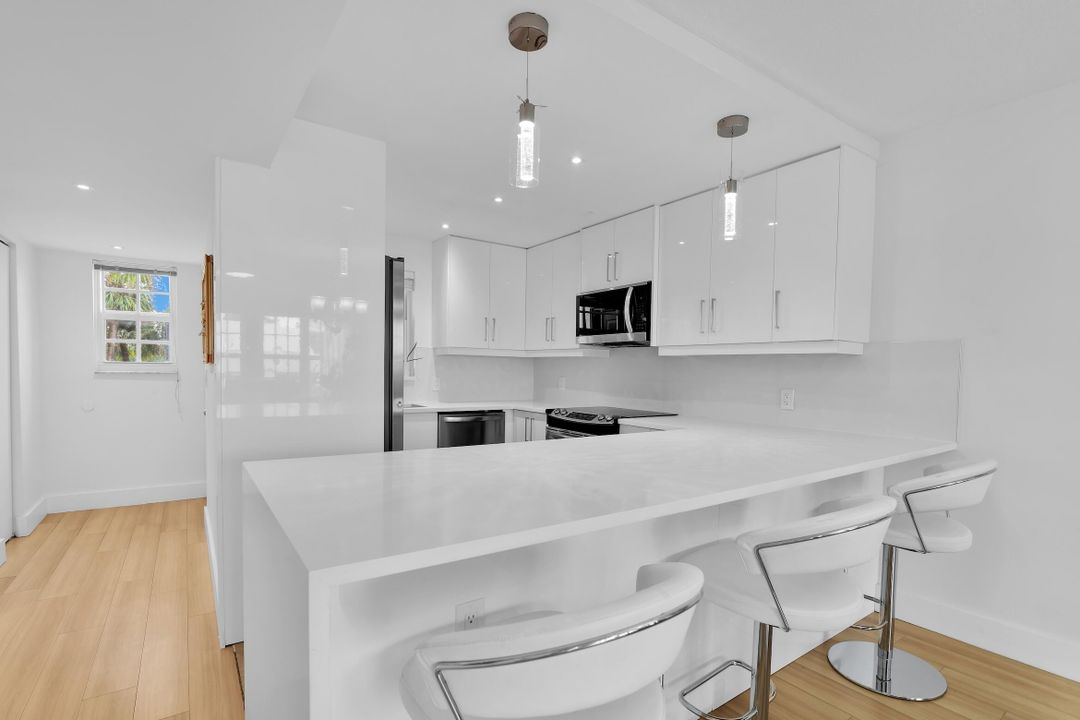 Active With Contract: $310,000 (2 beds, 2 baths, 981 Square Feet)