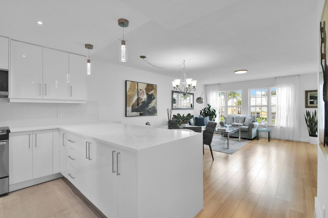 Active With Contract: $310,000 (2 beds, 2 baths, 981 Square Feet)