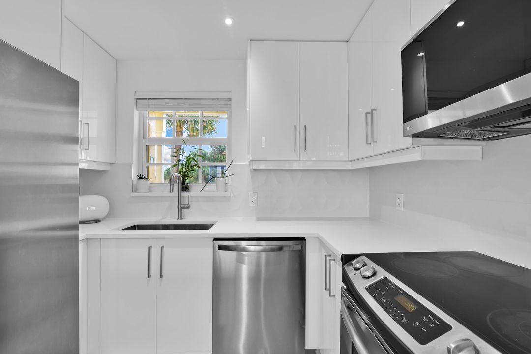 Active With Contract: $310,000 (2 beds, 2 baths, 981 Square Feet)