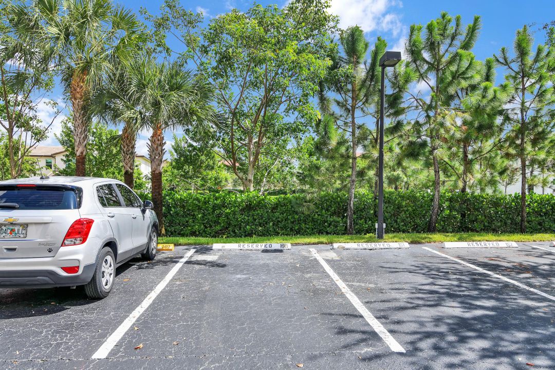 Active With Contract: $310,000 (2 beds, 2 baths, 981 Square Feet)