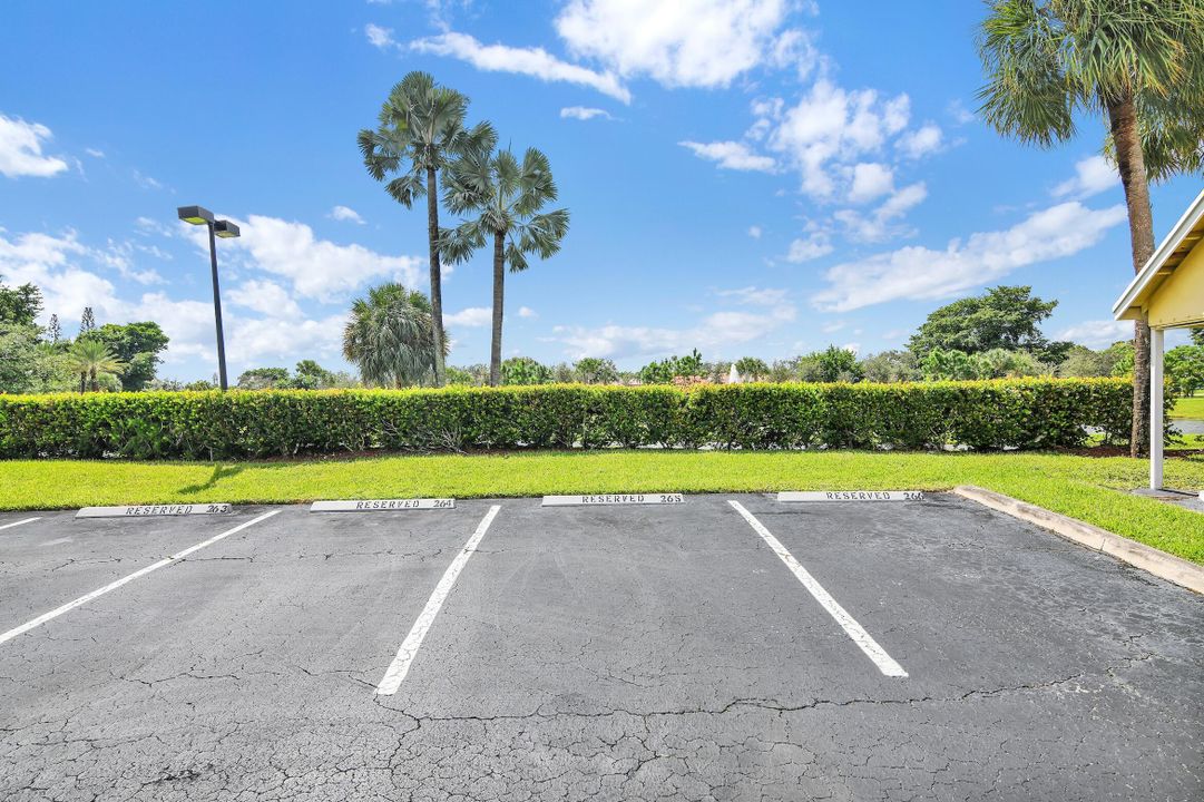 Active With Contract: $310,000 (2 beds, 2 baths, 981 Square Feet)