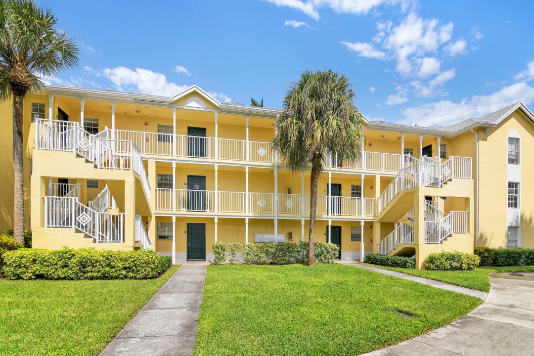 Active With Contract: $310,000 (2 beds, 2 baths, 981 Square Feet)