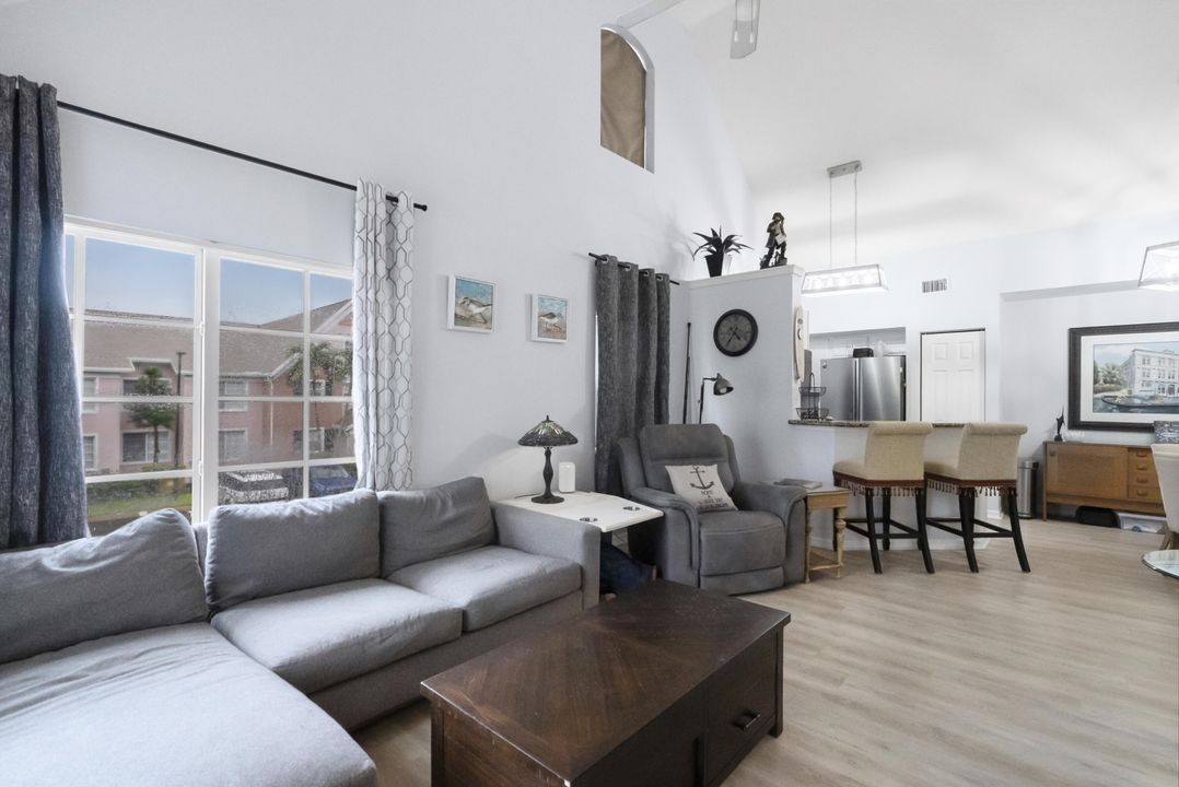 待售: $239,000 (2 贝兹, 2 浴室, 1298 平方英尺)