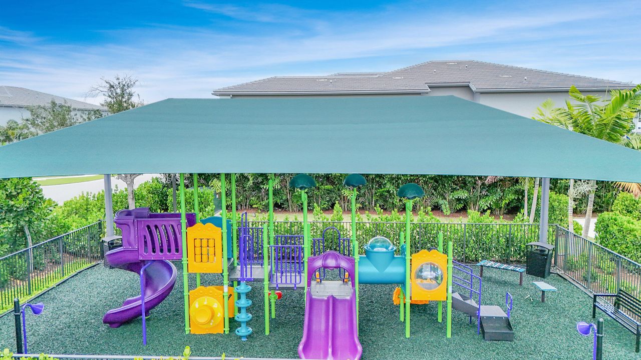 Active With Contract: $2,250,000 (5 beds, 7 baths, 4605 Square Feet)