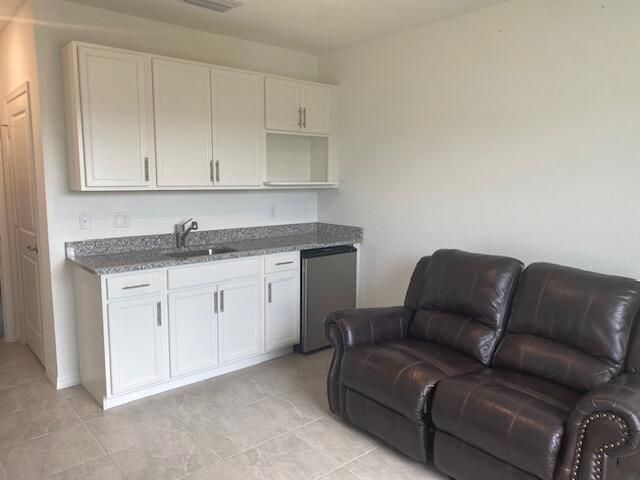 For Rent: $1,300 (1 beds, 1 baths, 300 Square Feet)