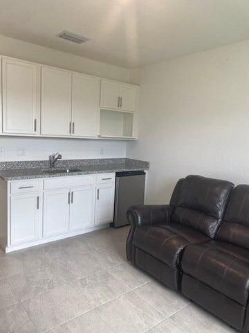 For Rent: $1,300 (1 beds, 1 baths, 300 Square Feet)