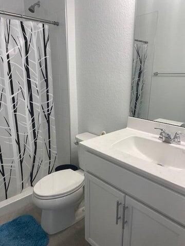 For Rent: $1,300 (1 beds, 1 baths, 300 Square Feet)