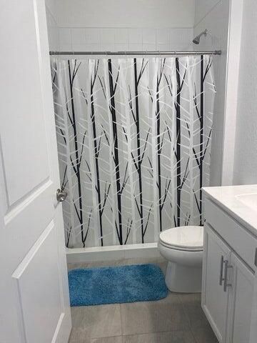 For Rent: $1,300 (1 beds, 1 baths, 300 Square Feet)