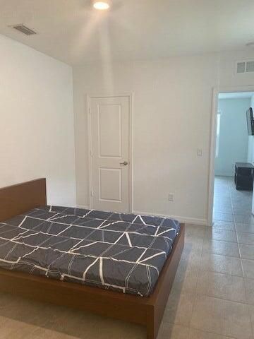 For Rent: $1,300 (1 beds, 1 baths, 300 Square Feet)