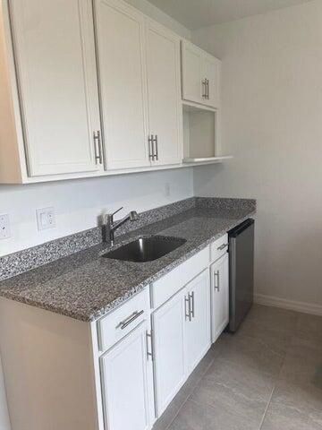 For Rent: $1,300 (1 beds, 1 baths, 300 Square Feet)