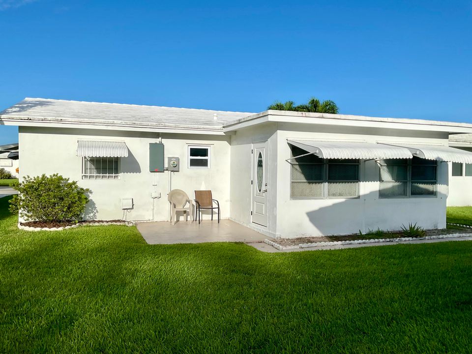 合同活跃: $228,000 (2 贝兹, 1 浴室, 1012 平方英尺)