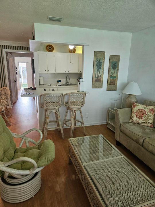 For Rent: $1,600 (1 beds, 1 baths, 587 Square Feet)