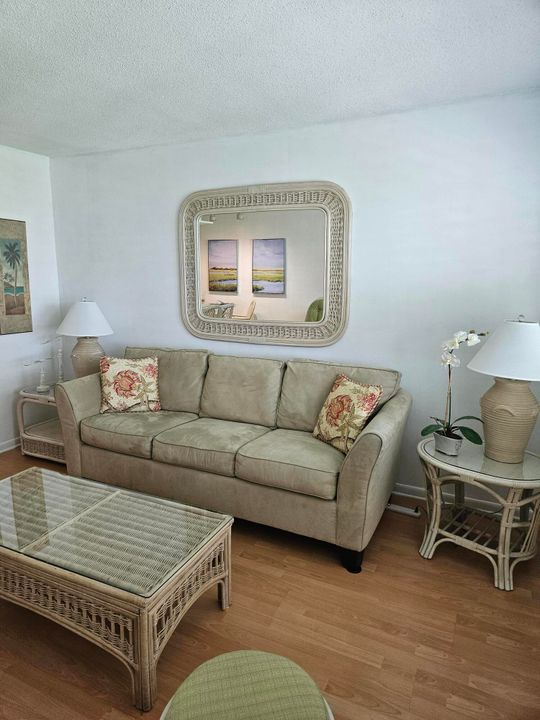 For Rent: $1,600 (1 beds, 1 baths, 587 Square Feet)