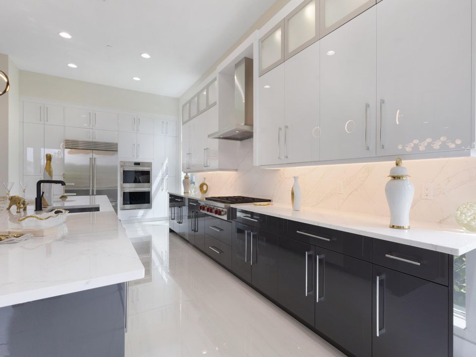 For Rent: $18,500 (5 beds, 6 baths, 5322 Square Feet)