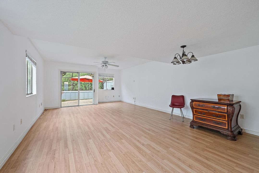 待售: $339,000 (2 贝兹, 2 浴室, 1254 平方英尺)