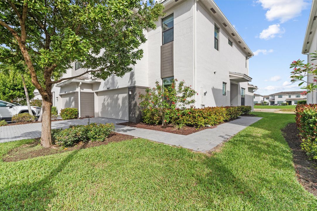 For Sale: $574,900 (3 beds, 2 baths, 2076 Square Feet)