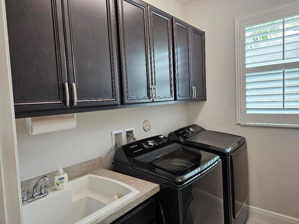 Active With Contract: $2,700 (2 beds, 2 baths, 1689 Square Feet)