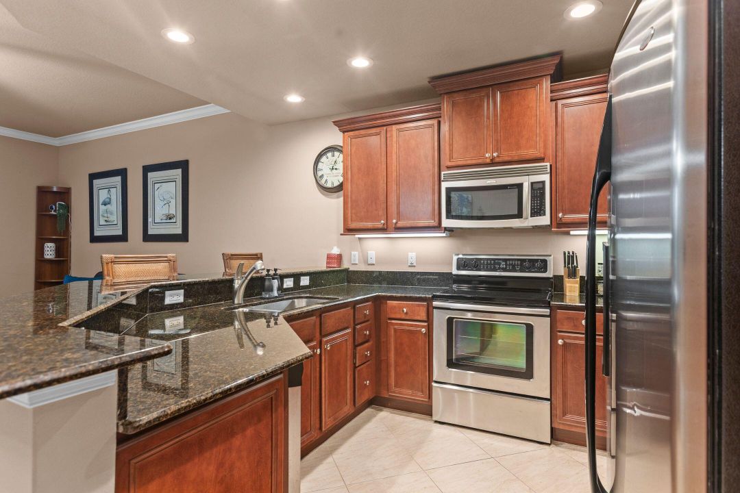 For Sale: $429,000 (3 beds, 3 baths, 1947 Square Feet)