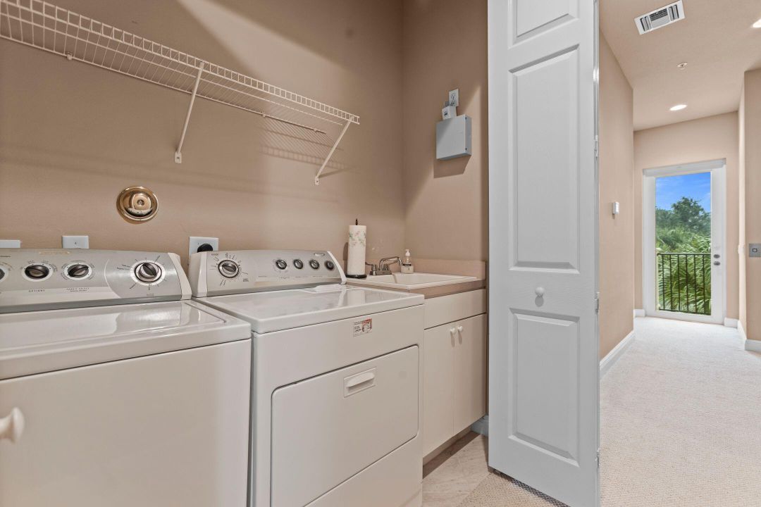 For Sale: $429,000 (3 beds, 3 baths, 1947 Square Feet)