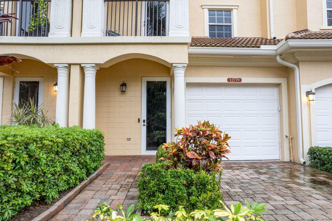 For Sale: $429,000 (3 beds, 3 baths, 1947 Square Feet)