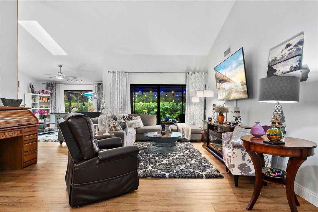 合同活跃: $775,000 (3 贝兹, 2 浴室, 1950 平方英尺)