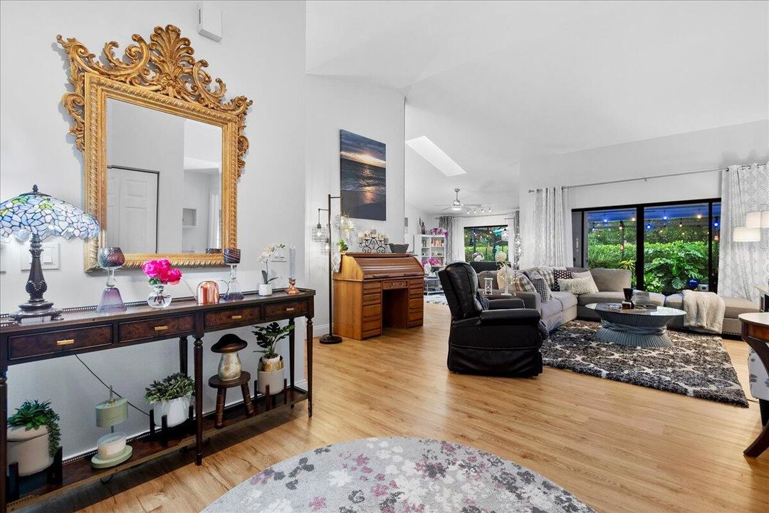 合同活跃: $775,000 (3 贝兹, 2 浴室, 1950 平方英尺)