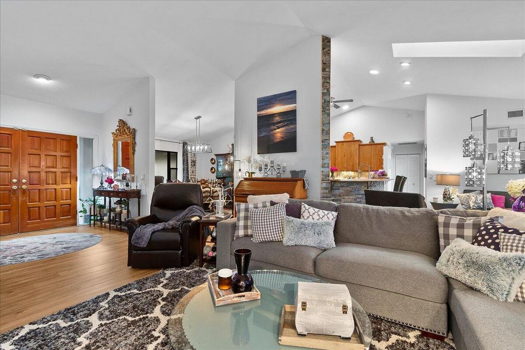 合同活跃: $775,000 (3 贝兹, 2 浴室, 1950 平方英尺)