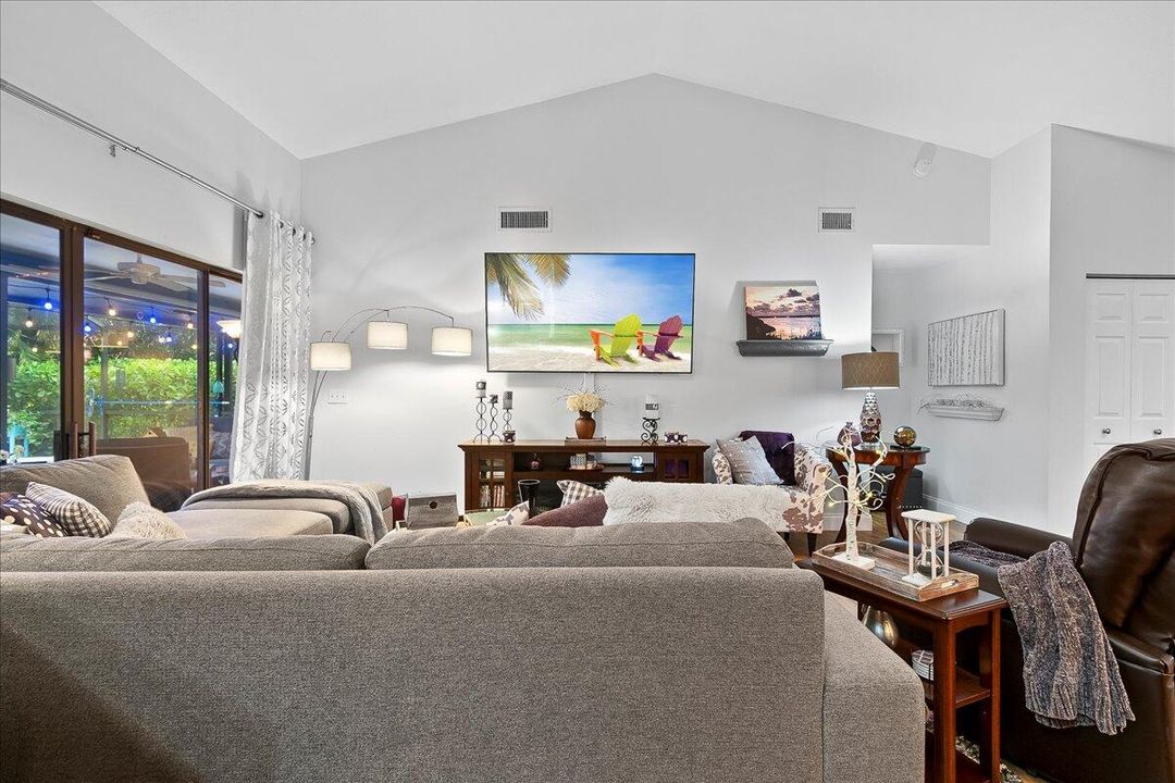 合同活跃: $775,000 (3 贝兹, 2 浴室, 1950 平方英尺)