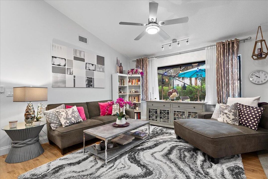 合同活跃: $775,000 (3 贝兹, 2 浴室, 1950 平方英尺)