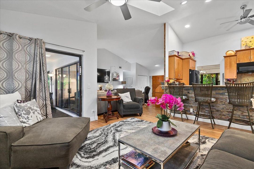 合同活跃: $775,000 (3 贝兹, 2 浴室, 1950 平方英尺)