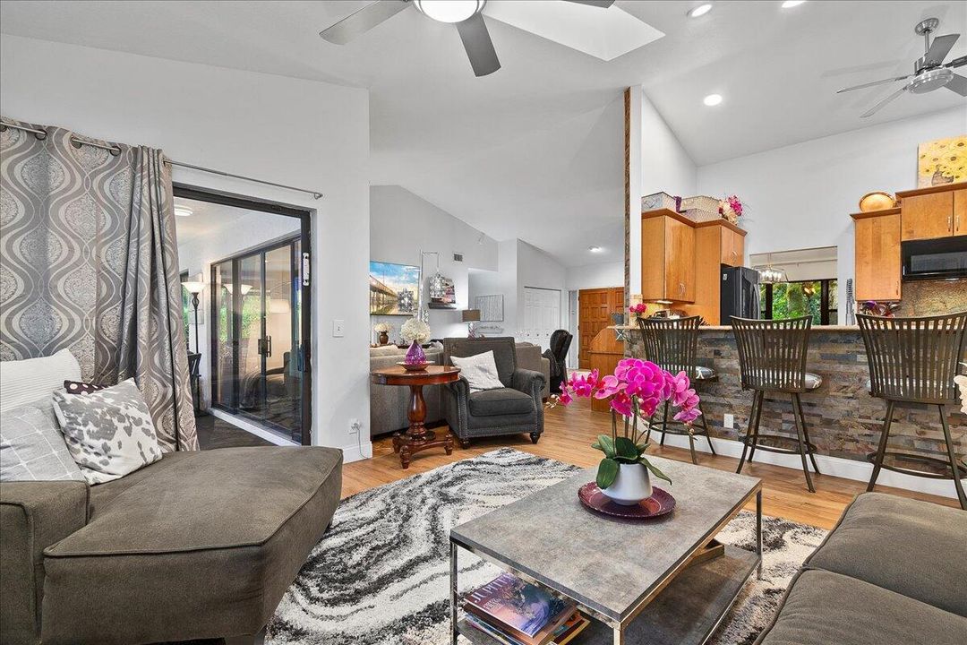 合同活跃: $775,000 (3 贝兹, 2 浴室, 1950 平方英尺)