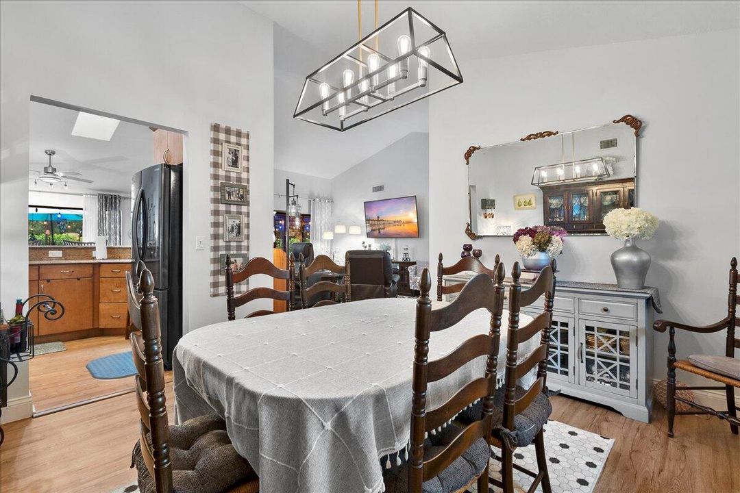 合同活跃: $775,000 (3 贝兹, 2 浴室, 1950 平方英尺)