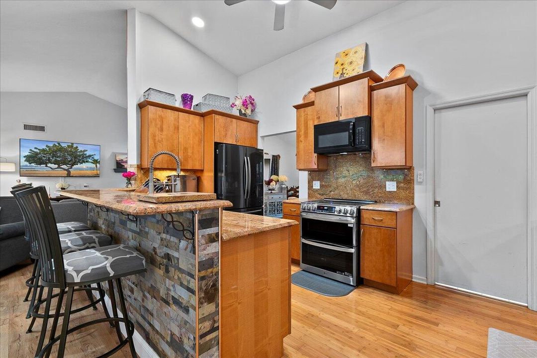 合同活跃: $775,000 (3 贝兹, 2 浴室, 1950 平方英尺)