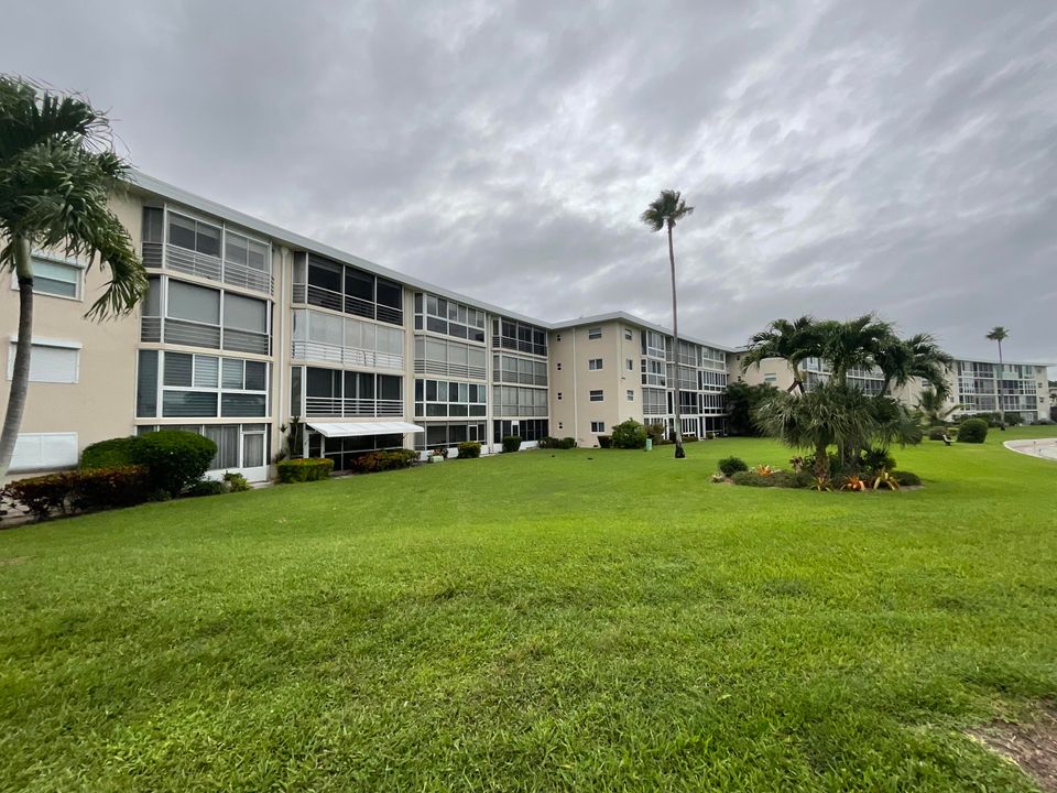 For Sale: $132,000 (2 beds, 2 baths, 1080 Square Feet)