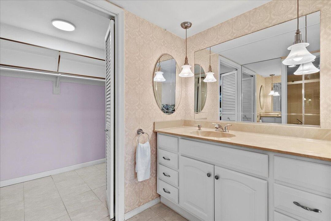 Activo con contrato: $4,000 (2 camas, 2 baños, 1260 Pies cuadrados)