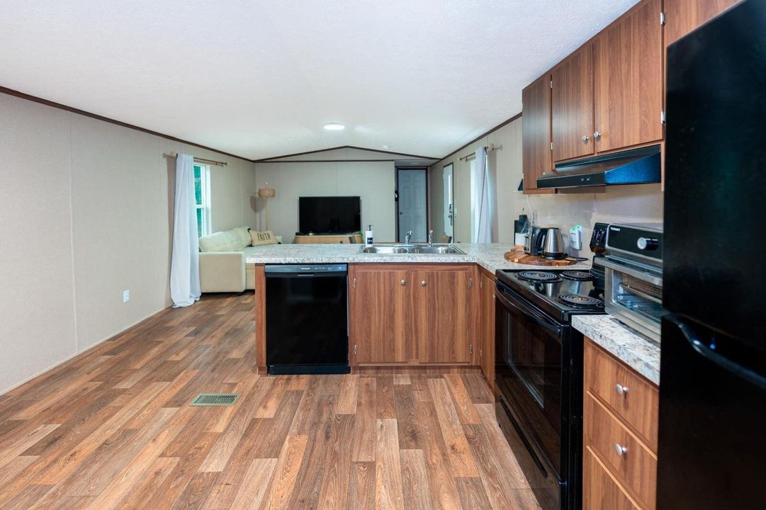 For Sale: $315,000 (2 beds, 2 baths, 840 Square Feet)