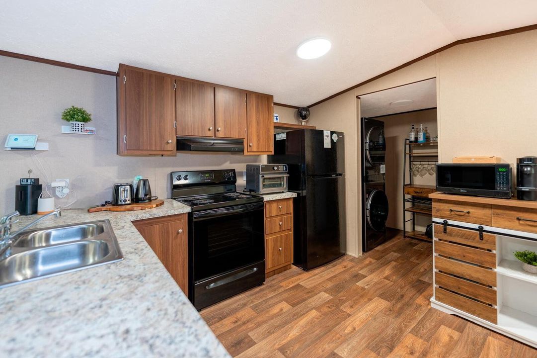 For Sale: $315,000 (2 beds, 2 baths, 840 Square Feet)