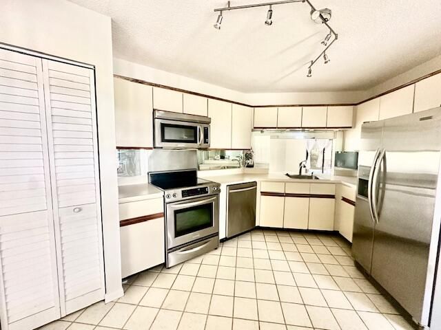 合同活跃: $3,300 (3 贝兹, 2 浴室, 1617 平方英尺)