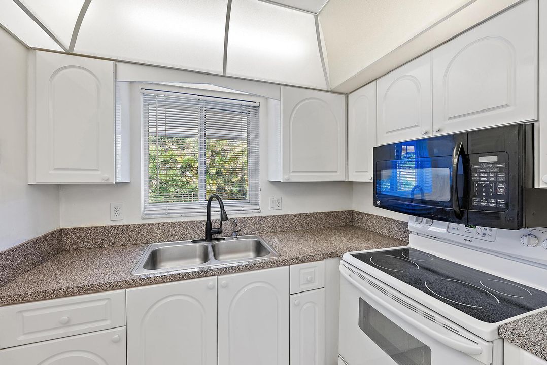 待售: $255,000 (2 贝兹, 2 浴室, 886 平方英尺)