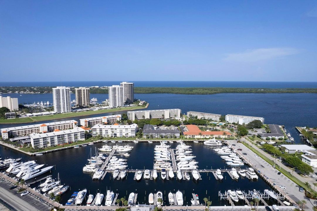 Active With Contract: $229,999 (2 beds, 2 baths, 1400 Square Feet)