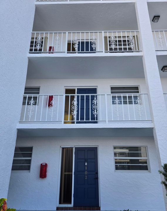 Active With Contract: $229,999 (2 beds, 2 baths, 1400 Square Feet)