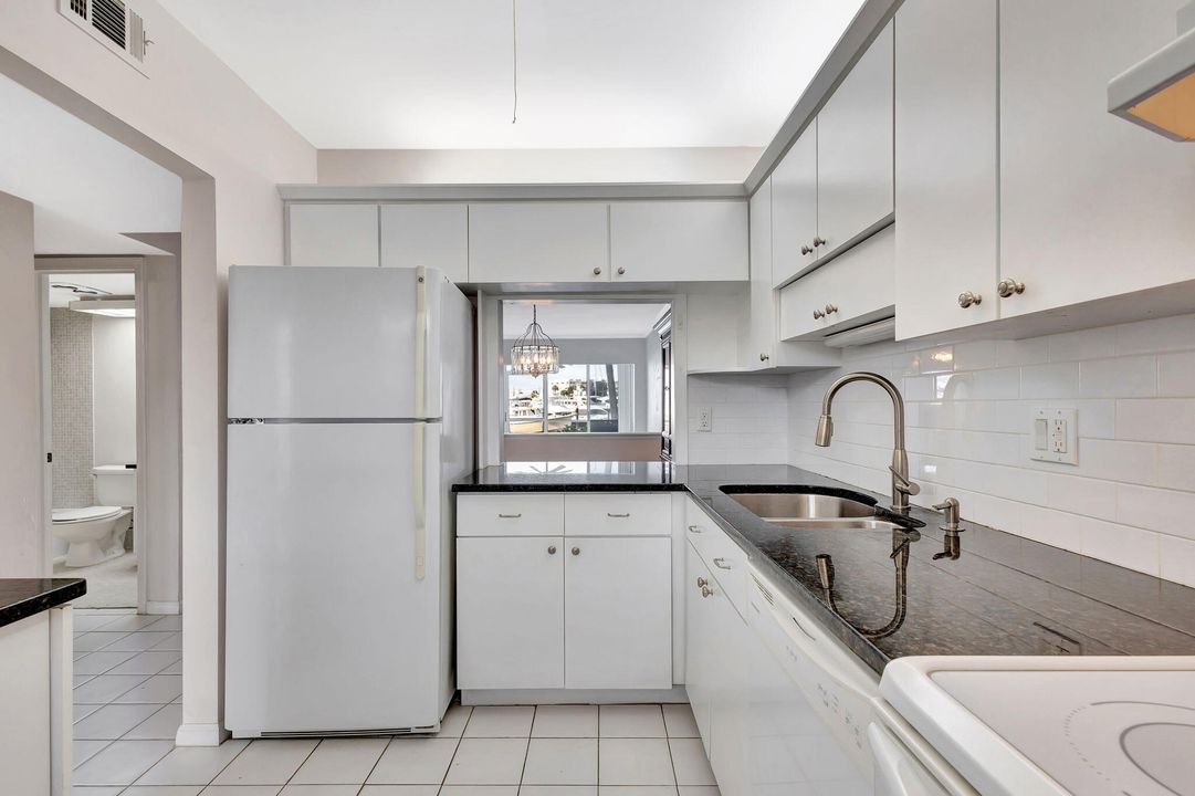 Active With Contract: $229,999 (2 beds, 2 baths, 1400 Square Feet)