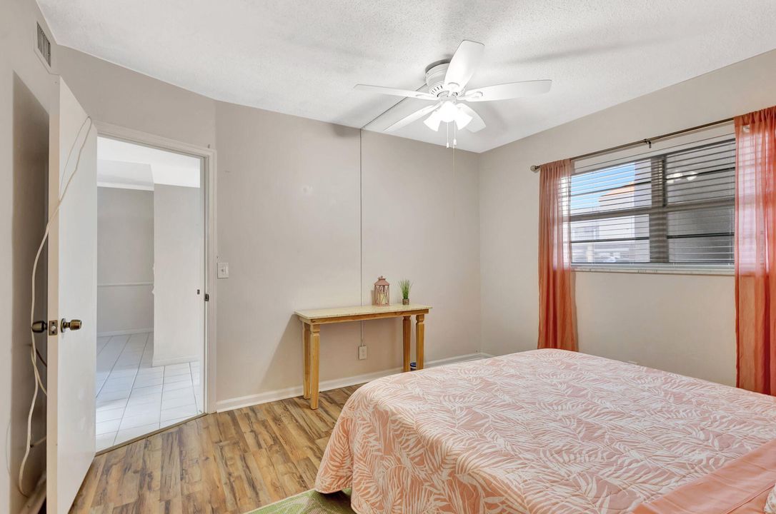 Active With Contract: $229,999 (2 beds, 2 baths, 1400 Square Feet)