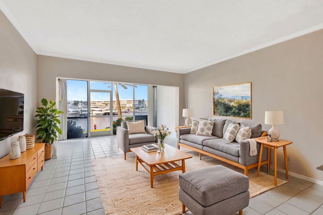 Active With Contract: $229,999 (2 beds, 2 baths, 1400 Square Feet)