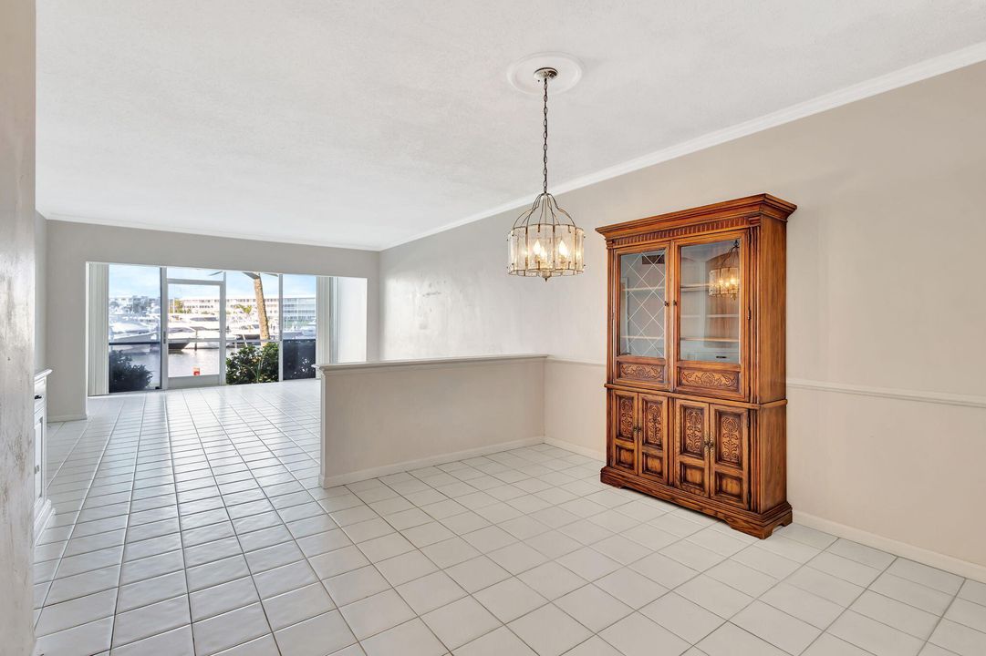 Active With Contract: $229,999 (2 beds, 2 baths, 1400 Square Feet)